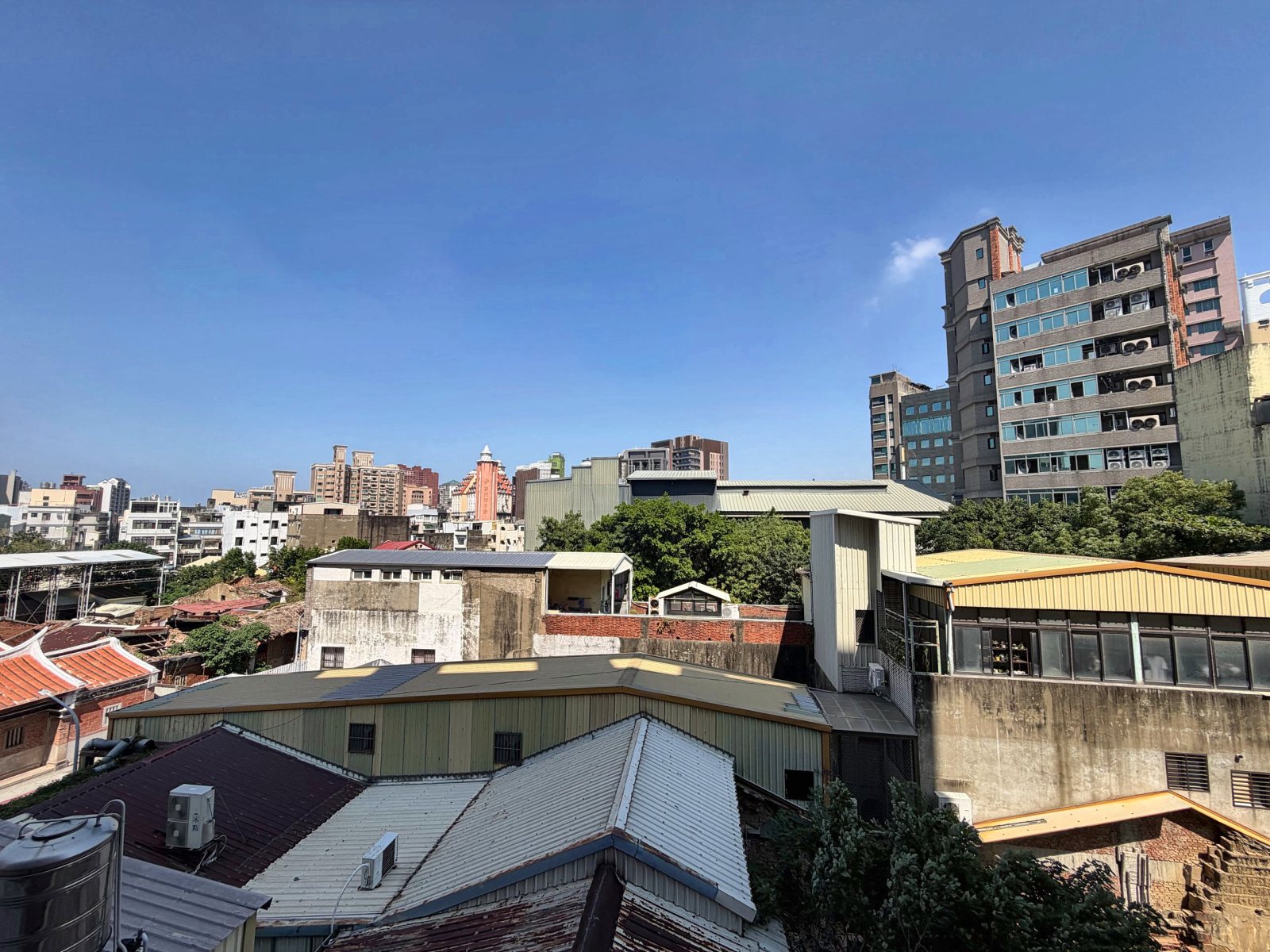 從 4 樓看出去的藍天與城市天際線